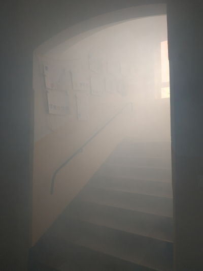 Škola v oblacích kouře